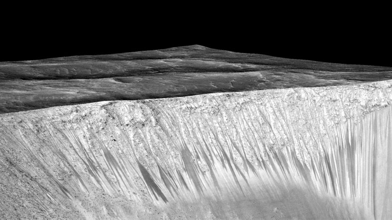 Xetên tarî yên li ser rûyê Marsê ji herîkîna avê çêdibin.