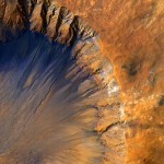 Di kortal û çalên Marsê de şopên ava bi xwêyê hatin dîtin. Wekî heman tiştên ku li kendalê vê kortalê pêk tên. [Wêne: NASA/JPL-CALTECH/UNIV. OF ARIZONA]