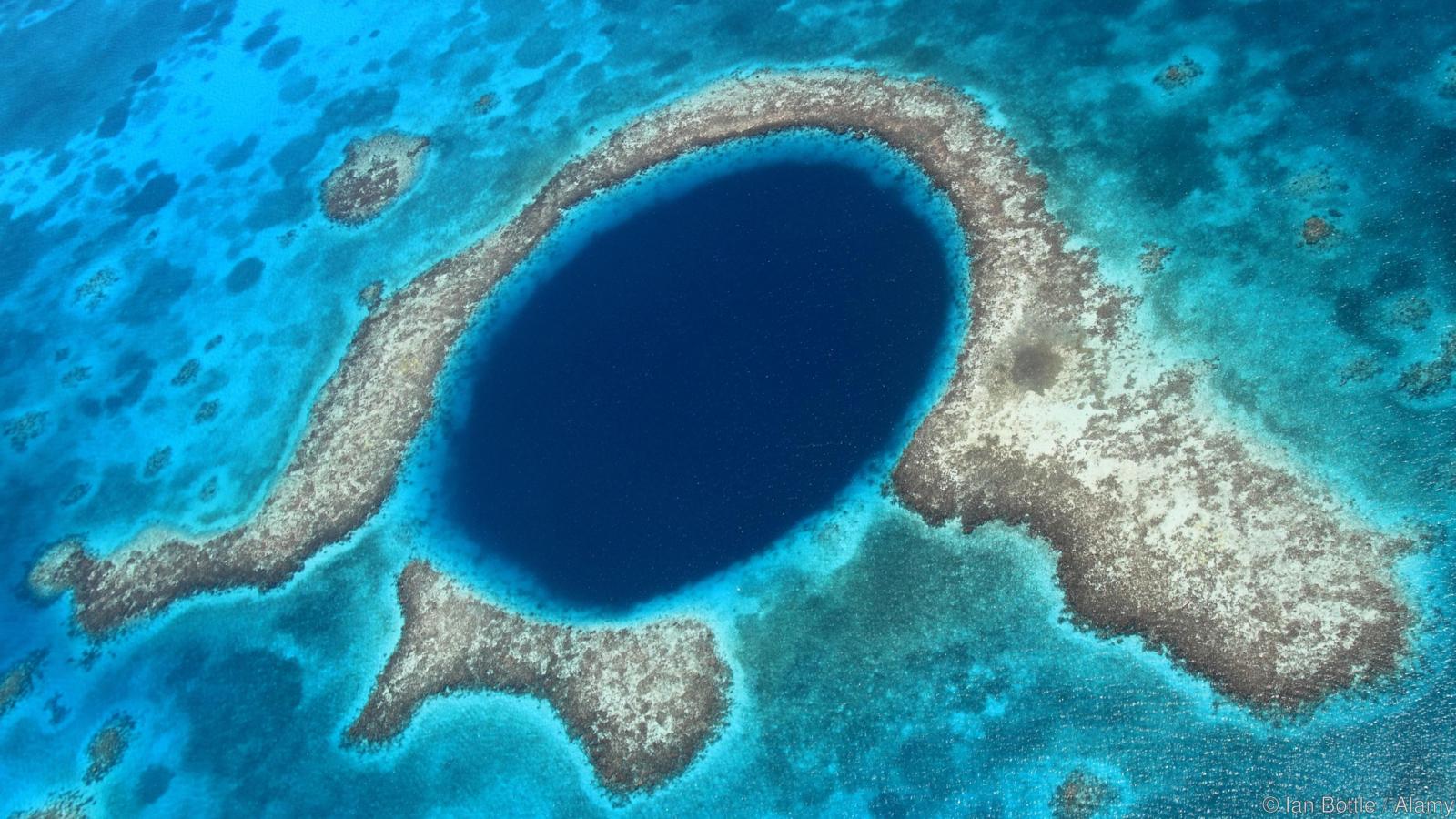 CFHBB5 Great Blue Hole, a collapsed underwater cave system, Lighthouse Reef, Belize Barrier Reef, Belize, Caribbean, Central America